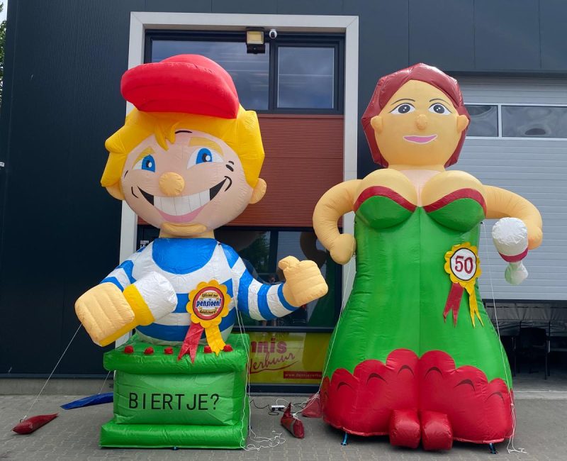 foto abraham op krat bier en sarah wijnglas foto abraham op krat bier en sarah wijnglas